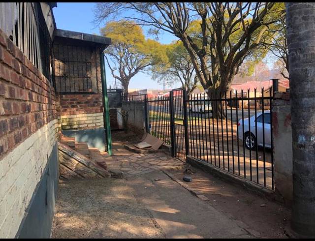 11 BEDROOM HOUSE FOR SALE IN BEZUIDENHOUT VALLEY